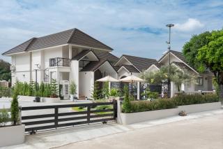 Goldena Pool Villa Nakhon Nayok - 7