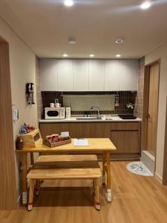 5min to Seoul Station, Airport Rail, Modern 2BR, Family & Groups - 0