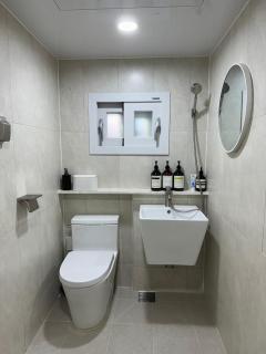 5min to Seoul Station, Airport Rail, Modern 2BR, Family & Groups - 3