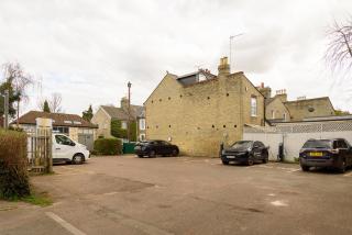 Cambridge 6-Bedroom Riverside Home with Free Parking - 9