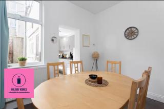 Large 4 Bed House - by Holiday Homes - 5