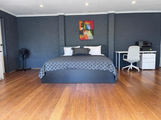 Relaxing Oasis for Families- Pool& Lush Yard - Moorabbin - 2