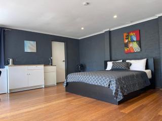 Relaxing Oasis for Families- Pool& Lush Yard - 5