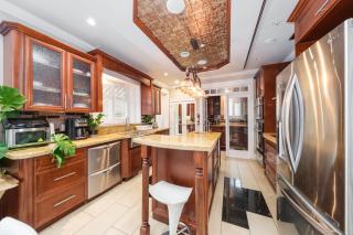 Luxurious & Spacious Mansion next to Oakridge Mall - 5