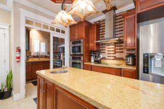 Luxurious & Spacious Mansion next to Oakridge Mall - 4