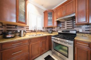 Luxurious & Spacious Mansion next to Oakridge Mall - 3