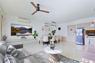 Spacious 3BR Sea-View Condo Resort Amenities 2708 - 3