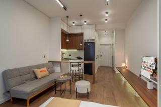 Studio KeyGo #0223 with a view of Victory Bridge - 2