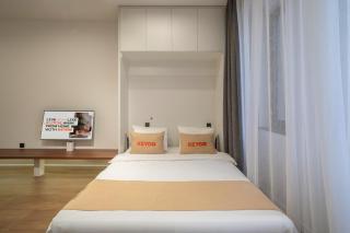 Studio KeyGo #0223 with a view of Victory Bridge - 4