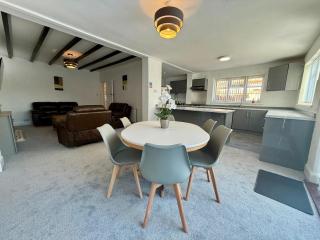 Spacious 4 Bedroom House with Multi-Car Driveway - 0