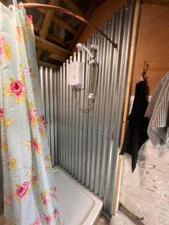 Orchard Shepherds Hut - 8