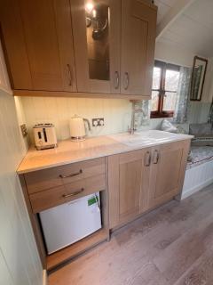 Orchard Shepherds Hut - 1