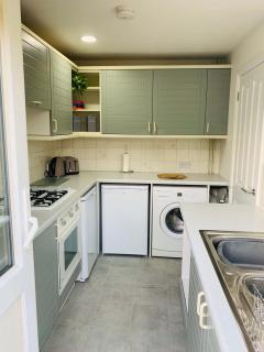 Bright & Modern 3 Bed Home with Garden in Farnham - 9