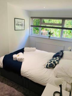 Bright & Modern 3 Bed Home with Garden in Farnham - 7