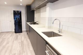 4 bedroom, Sleeps 12, Free Parking - 9
