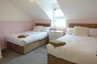 4 bedroom, Sleeps 12, Free Parking - 7