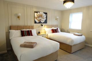 4 bedroom, Sleeps 12, Free Parking - 8