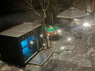 POGO dom nad Narwią - 4 sypialnie, duża sauna, balia, pomost, plac zabaw - 6