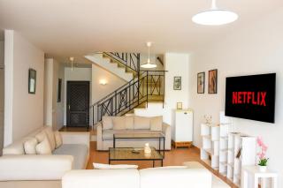 5BDR Modern Beachside Retreat in Einbay l 2nd Row - 0