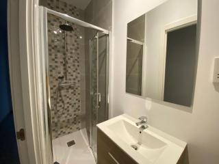 Stylish One-Bedroom Apartment in Prime Central Location - 8