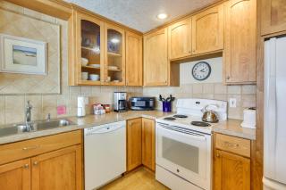 Lincoln Beach Condo with Balcony and Ocean Views! - 2