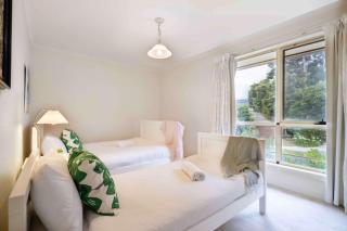 Modern 4BR Oasis in Heart of Glen Waverley - 1