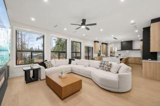 Luxury 5BR Modern Home Huge Open Layout - 0