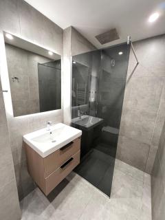 Barcelona 2BDR Cozy Apt w Working Space near Metro - 8