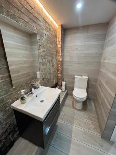 The Captains Wheel and Anchor - 9