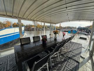 Large barge, unique and atypical, parking - 4