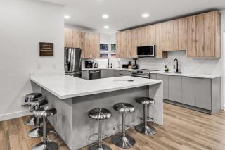 Modern & Cozy Private Pool Home - 2