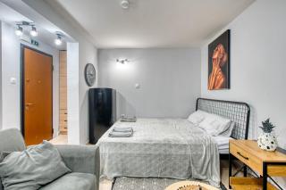Quiet Lower-Level City Studio Thessaloniki by ΜΡS - 5
