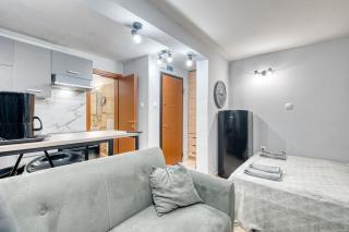 Quiet Lower-Level City Studio Thessaloniki by ΜΡS - 4