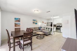 Centrally Located Gulf Breeze Stay, Dog-Friendly, King Bed, Desk, Near Beaches and Shopping - 0