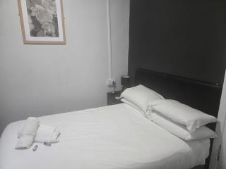 Peek-a-Booze - Budget Hotel - Adults Only - 3