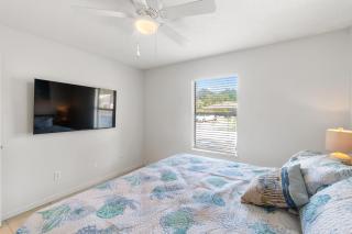 Centrally Located Gulf Breeze Stay, Dog-Friendly, King Bed, Desk, Near Beaches and Shopping - 9