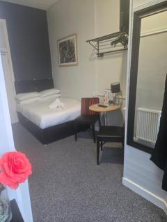 Peek-a-Booze - Budget Hotel - Adults Only - 2