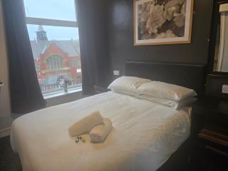 Peek-a-Booze - Budget Hotel - Adults Only - 3