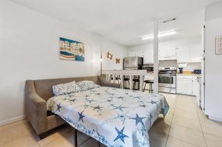 Centrally Located Gulf Breeze Stay, Dog-Friendly, King Bed, Desk, Near Beaches and Shopping - 4