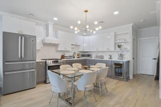 Elegant 2BR-2BA Spacious Escape with Rooftop Near NYC - 4