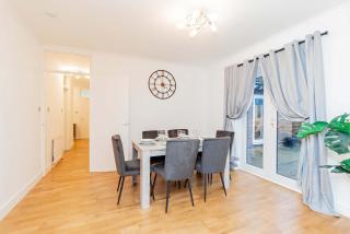 Modern 4 Bedroom House w Parking in Milton Keynes - 4