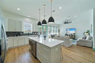 Northender - Vacation Home Near the Beach with Outdoor Pool Area - 5
