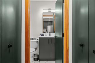 Mountain Views Balcony and Free Parking - 9