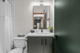 Mountain Views Balcony and Free Parking - 7