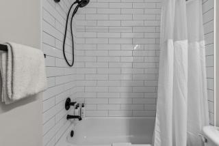 Mountain Views Balcony and Free Parking - 6