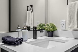 Mountain Views Balcony and Free Parking - 5