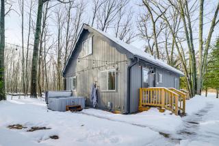Roscommon Chalet with Hot Tub Near Higgins Lake! - 0