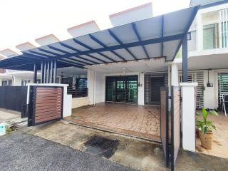 KLIA Transit Home with 2 Covered Parking - 4 Rooms, 12 Beds - 10 Min to Airport - 0