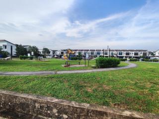 KLIA Transit Home with 2 Covered Parking - 4 Rooms, 12 Beds - 10 Min to Airport - 6