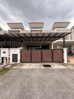 KLIA Transit Home with 2 Covered Parking - 4 Rooms, 12 Beds - 10 Min to Airport - 8